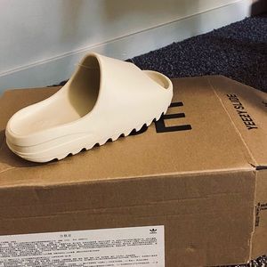 Yeezy Slides Size: 6.5W/4.5M